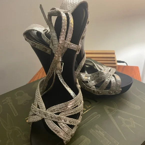 Brand new and never worn .. no tag - Picture 1 of 2